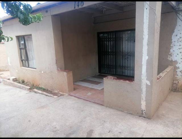 6 BEDROOM HOUSE FOR SALE IN BEZUIDENHOUT VALLEY